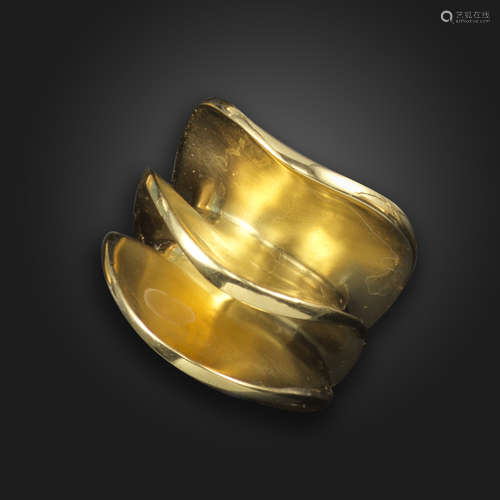 An abstract gold ring by Angela Cummings for Tiffany & Co, c.1980, designed as sculptural waves in