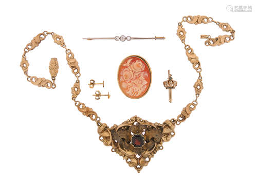 A collection of jewellery items, including a diamond-set bar brooch, a 19th century garnet-set