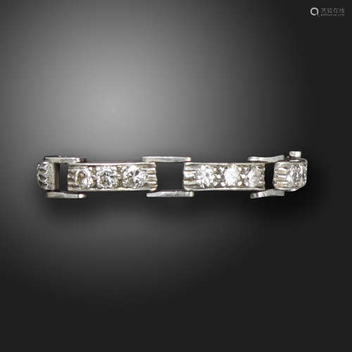 An articulated diamond ring, set with round brilliant-cut diamonds in platinum, size R