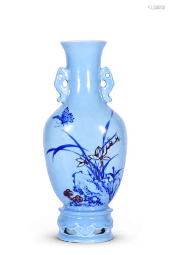清中期 蓝上篮釉里红花卉纹壁瓶
