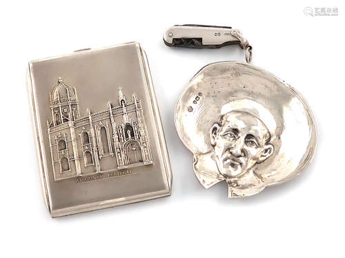 A small mixed lot of silver items, comprising: a late-Victorian novelty silver dish, by William