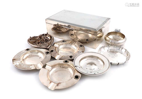 A mixed lot of silver items, comprising: a cigarette box, by The Alexander Clark Manufacturing