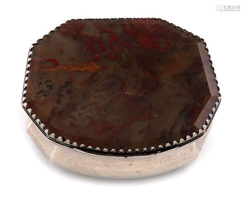 An 18th century Dutch silver and agate snuff box, by Joh, Francois Biese (Biezer), Schoovnhoven