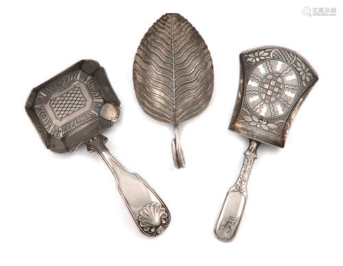 A small mixed lot of thee antique silver caddy spoons, comprising: one of leaf form, by Elizabeth