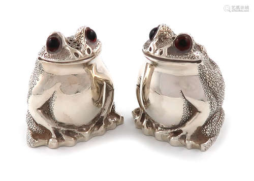 A pair of modern novelty silver frog salt and pepper pots, by R. Comyns, London 1987/88, modelled in