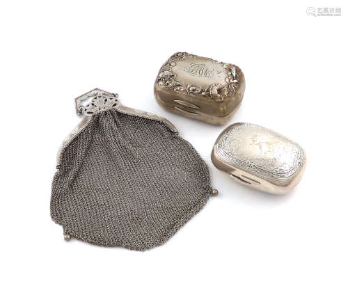 A mixed lot of American silver items, comprising: a soap box, by Tiffany & Co, rounded rectangular