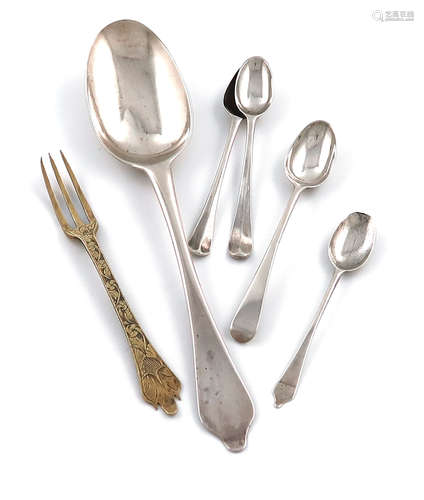 A small mixed lot of silver flatware, comprising: a late 17th / early 18th century silver-gilt