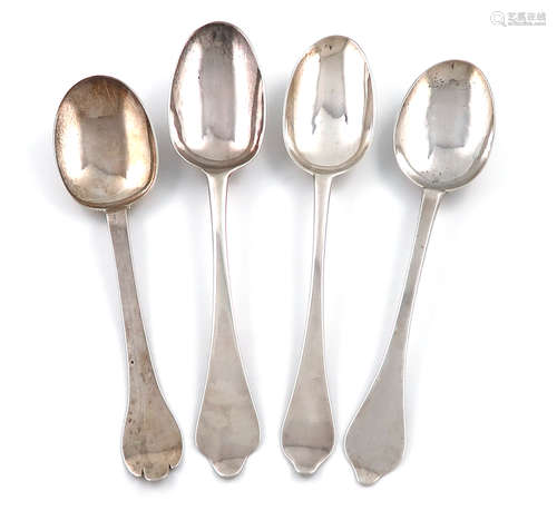 A small mixed lot of flatware, comprising: a late 17th century Trefid spoon, marks worn, the reverse