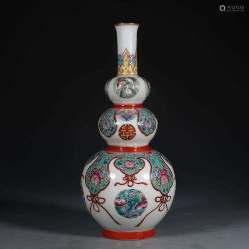 A Chinese Famille Rose Twining Flower Pattern Porcelain Gourd-shaped Vase