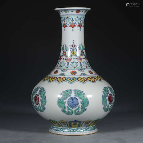 A Chinese clashingcolor Floral Porcelain Vase