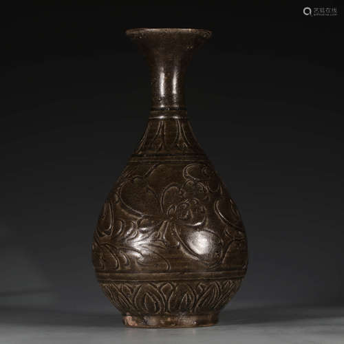 A Chinese Ge Kiln Floral Carved Porcelain Vase