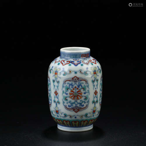 A Chinese clashingcolor Floral Porcelain Vase