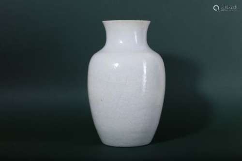 A CHINESE CREAM-GLAZED ANHUA-DECORATED 'DRAGON' VASE.
