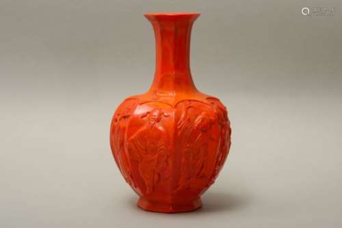 A CHINESE PEKING GLASS RED 'EIGHT IMMORTALS' GLASS VASE.