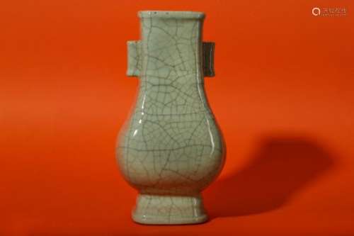 A CHINESE CRACKLE-GLAZE CELADON VASE, HU.