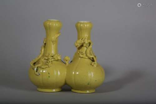 A CHINESE YELLOW-GLAZED DOUBLE 'DRAGON' VASE.