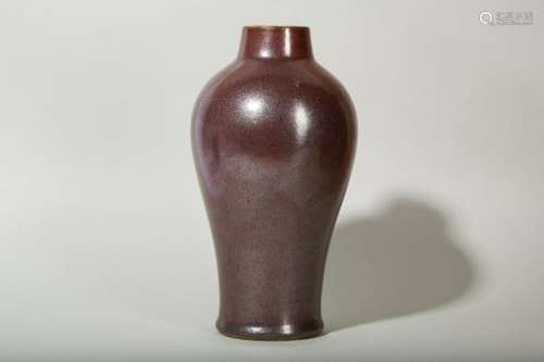 A CHINESE IRON RUST GLAZED VASE, MEIPING. Qing Dynasty, 18th Century. The high vase rising to