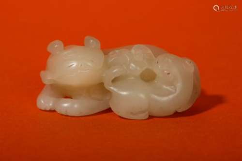 A CHINESE WHITE JADE 'CATS' CARVING.