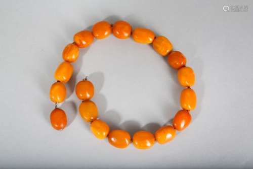 A LARGE AMBER BEAD NECKLACE.