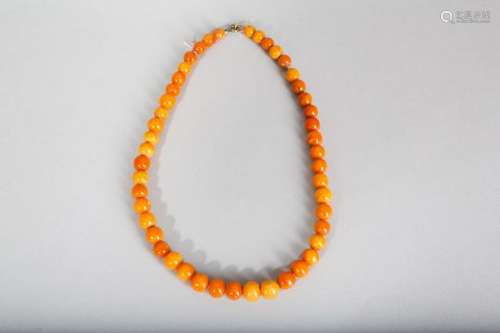 AN AMBER BEAD NECKLACE.