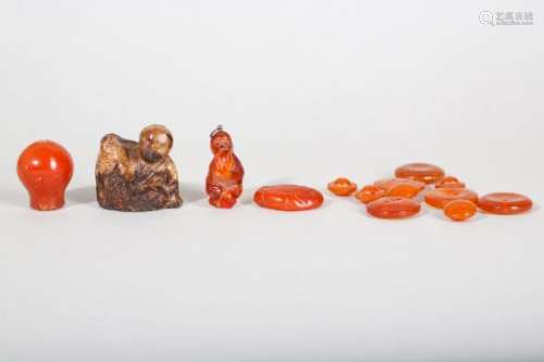 A GROUP OF SMALL CHINESE AMBER CARVINGS AND BUTTONS.