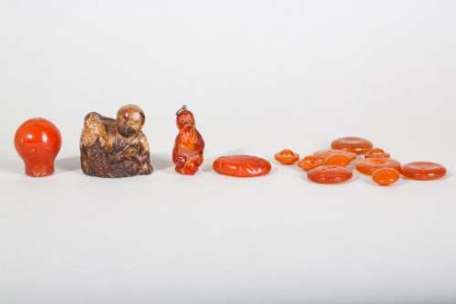 A GROUP OF SMALL CHINESE AMBER CARVINGS AND BUTTONS.