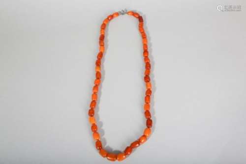 AN AMBER BEAD NECKLACE.