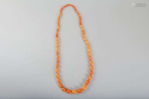 AN AMBER BEAD NECKLACE.