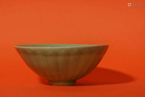 A CHINESE LONGQUAN CELADON-GLAZED 'LOTUS' BOWL.