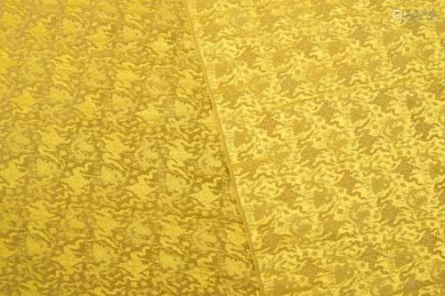 A LARGE CHINESE IMPERIAL YELLOW SILK DAMASK 'DRAGON' PANEL.