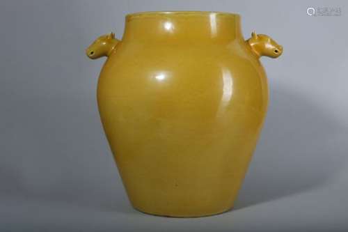 A LARGE CHINESE LEMON YELLOW-GLAZED VASE.