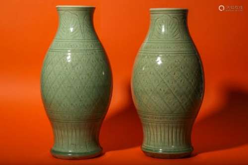 A PAIR OF CHINESE LONGQUAN CELADON VASES.