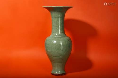 A CHINESE LONGQUAN CELADON-GLAZED YEN YEN VASE.