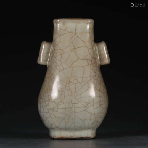 A Chinese Guan Kiln Porcelain Vase