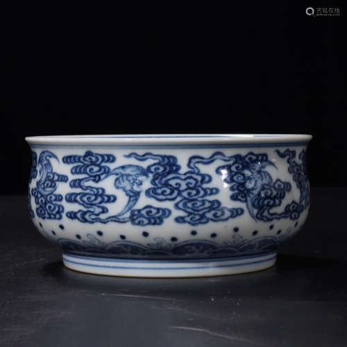A Chinese Blue and White Floral Porcelain Washer