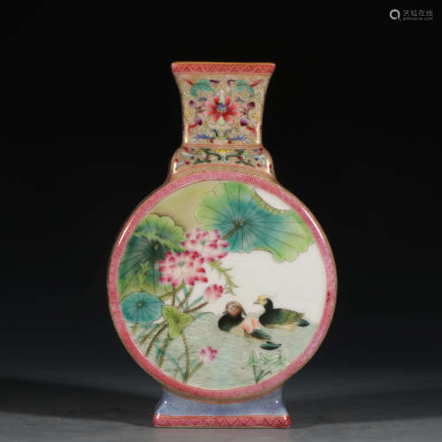 A Chinese Famille Rose Gilt Interlocking Lotus Flower and Bird Porcelain Moonflask