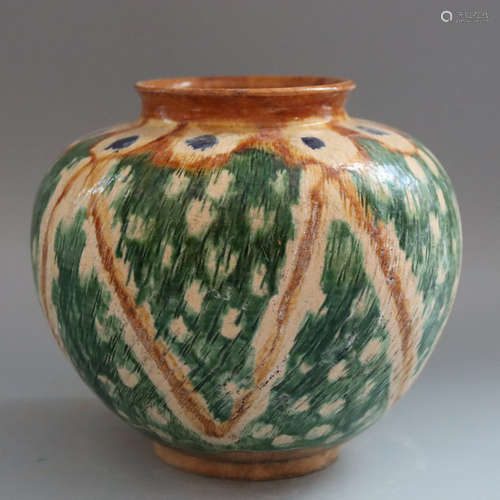 A Chinese Tri-colored Porcelain Jar