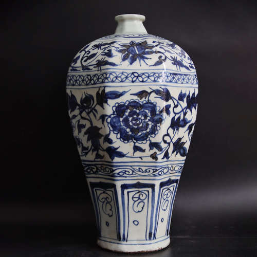 A Chinese Blue and White Floral Porcelain Plum Vase