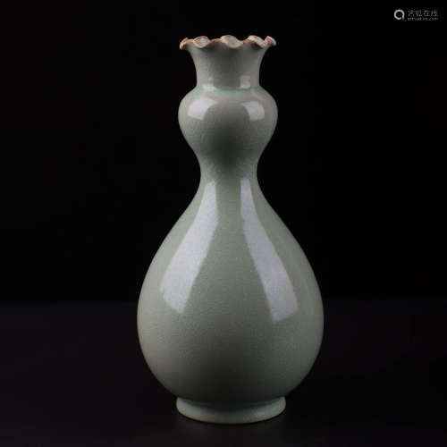 A Chinese Celadon Glazed Porcelain Garlic-head-shaped Vase