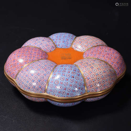 A Chinese Famille Rose Porcelain Powder Box