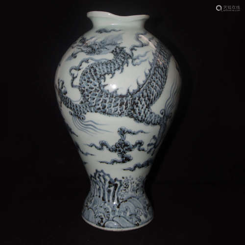A Chinese Blue and White Porcelain Fish-shaped Vase