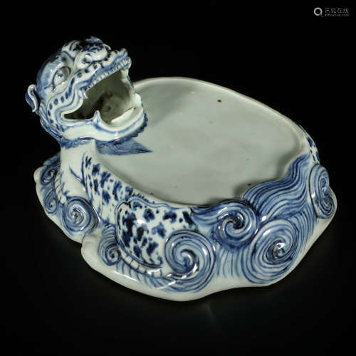 A Chinese Blue and White Porcelain Lion-shaped Inkstone