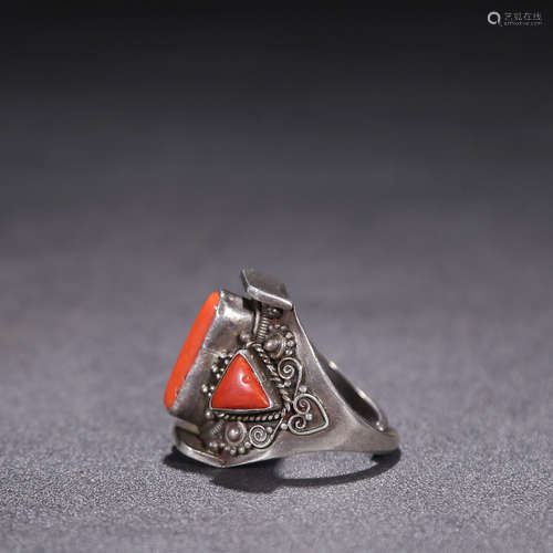 A Chinese Silver Coral-Inlaid Ring