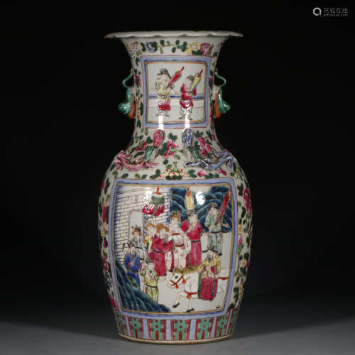 A Chinese Porcelain Figures Pear-shaped Vase