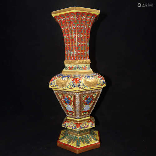 A Chinese Enamel Gilt Porcelain Vase