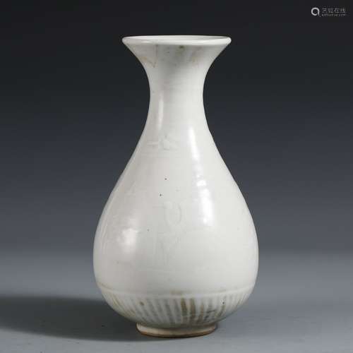 A Chinese Porcelain White Glazed Vase