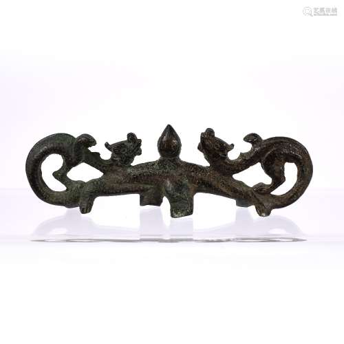 Bronze brush rest Chinese, Qing dynasty in the form of two dragons, 13cm across