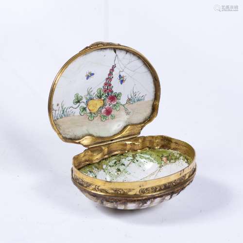 Canton enamel shell shape box and cover Chinese, 18th Century modelled as a clam, painted to one