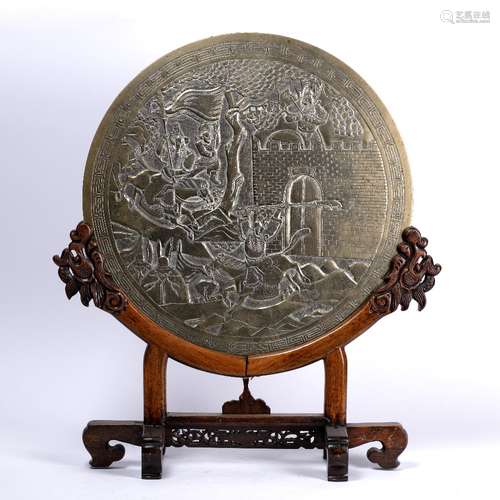 Bronze circular plaque Chinese, circa 1900 depicting warrior figures at the entrance of a fort, on a