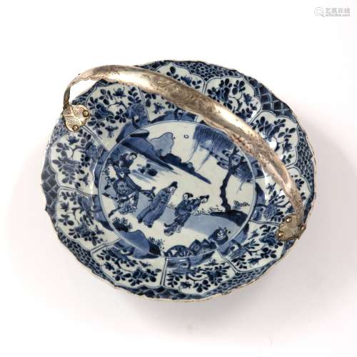 Blue and white dish Chinese, Kangxi Period (1662-1722) decorated to the centre with figures by a